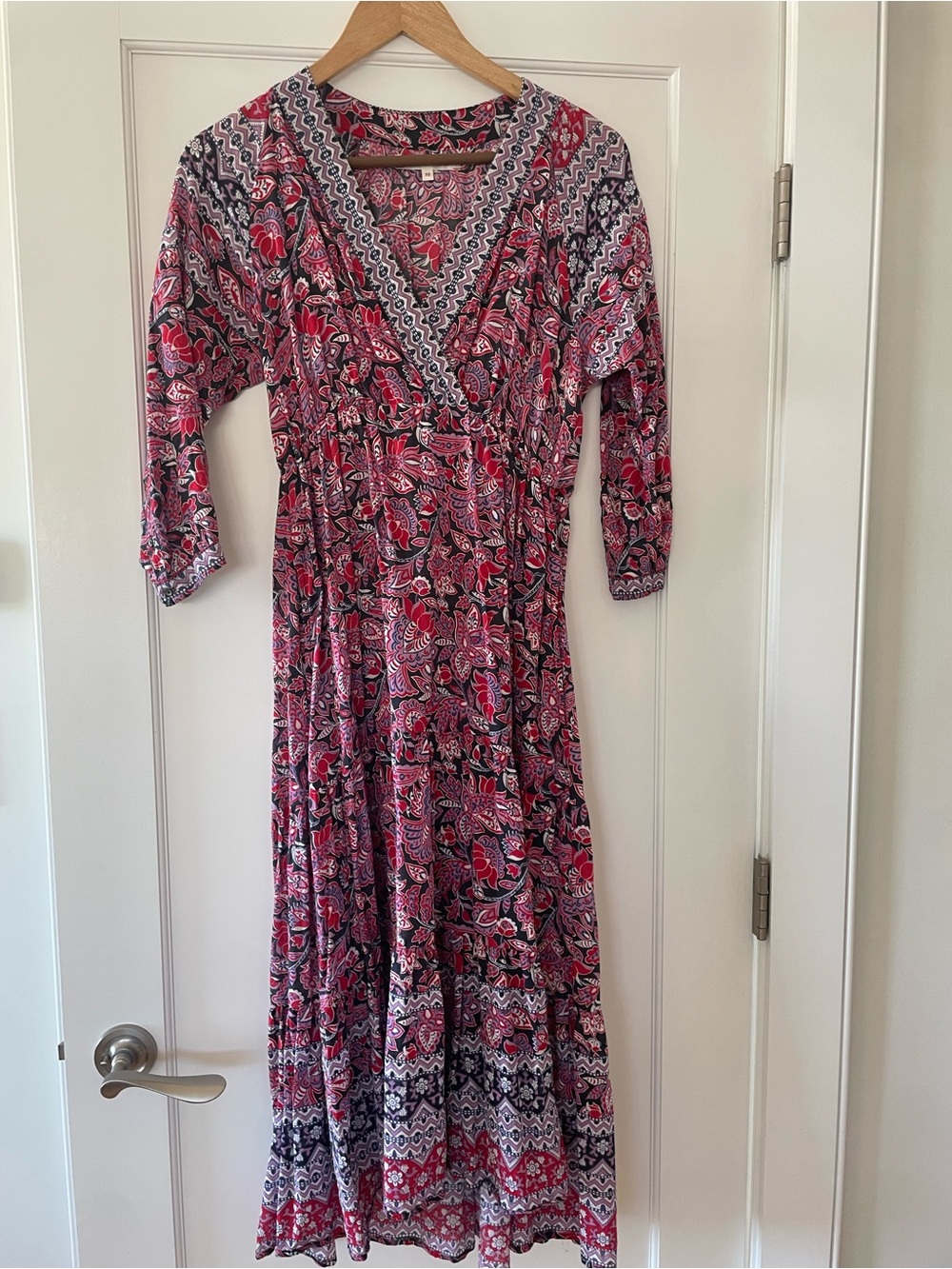XiRENA Pink Paisley V‑Neck Maxi Dress